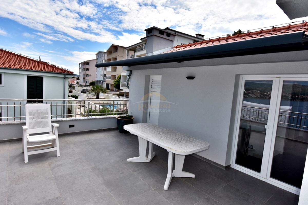 Vrhunsko urejena hiša na Čiovu/Okrug Gornji s prekrasnim odprtim razgledom